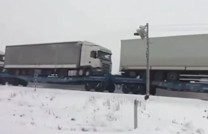 Заблокированные на границе с Польшей грузовики вернутся в Украину по железной дороге, – УЗ