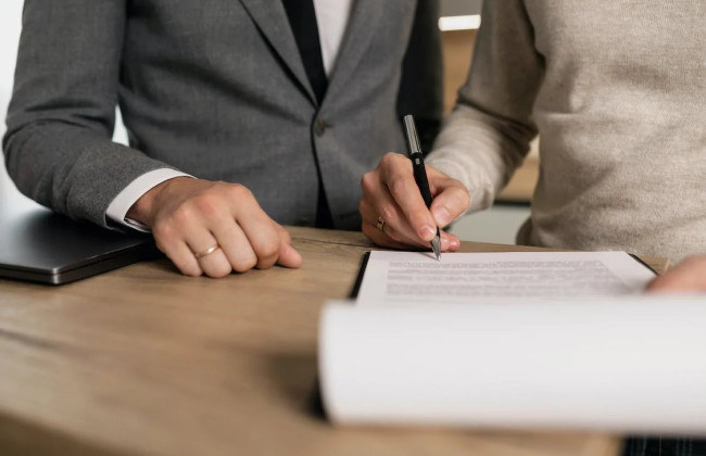 Можно ли удержать средства за неотработанные дни отпуска при выходе работника на пенсию: разъяснение