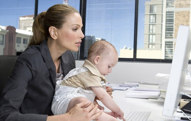 Какие льготы у работающих женщин с детьми до трех лет: разъяснение