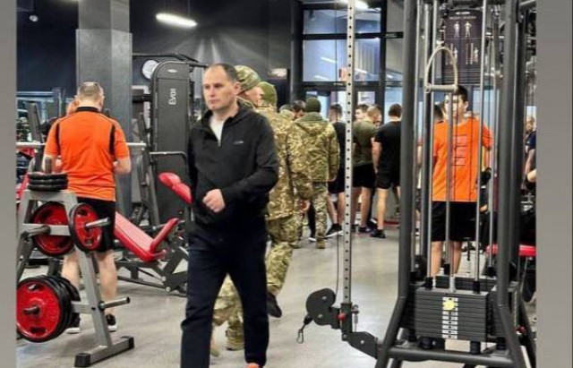 Те мужчины не являются привилегированными, — в Закарпатском ТЦК объяснили вручение повесток в спортзалах