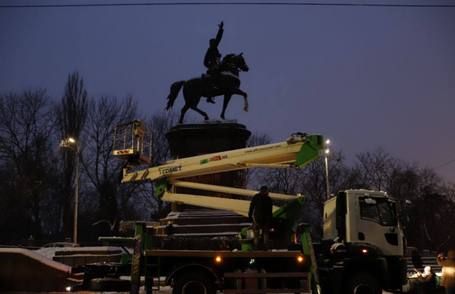 В центре Киева демонтируют памятник Николаю Щорсу: фото