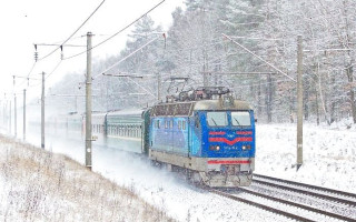 В Одессе пассажирский поезд наехал на мужчину, сидевшего на путях