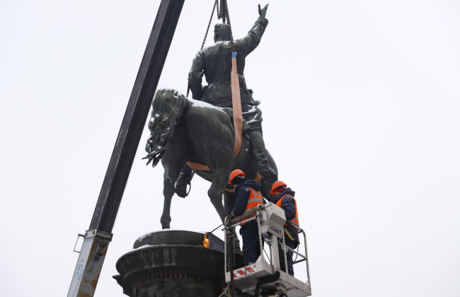 В Киеве завершили демонтаж памятника Николаю Щорсу