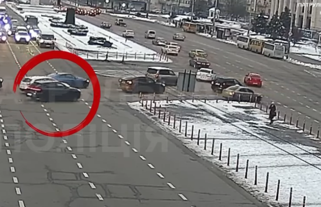 В Киеве водитель авто Porsche заранее не выбрал соответствующую полосу для движения и получил штраф