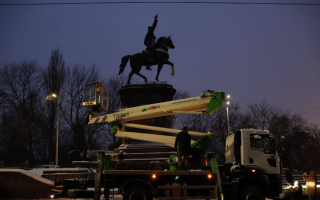 В центре Киева демонтируют памятник Николаю Щорсу: фото