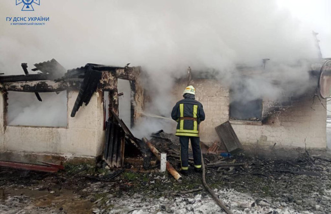 Смертельный пожар на Житомирщине: трое детей погибли, фото