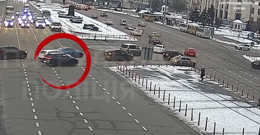 У Києві водій авто Porsche завчасно не обрав відповідну смугу для руху і отримав штраф
