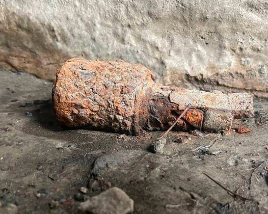 В Киеве в подземном переходе мужчина нашел вероятно гранату