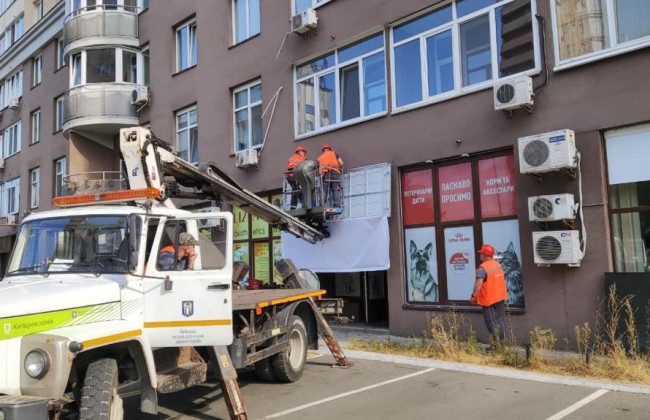 В этом году в Киеве демонтировали более 25 тысяч незаконных вывесок и рекламных конструкций