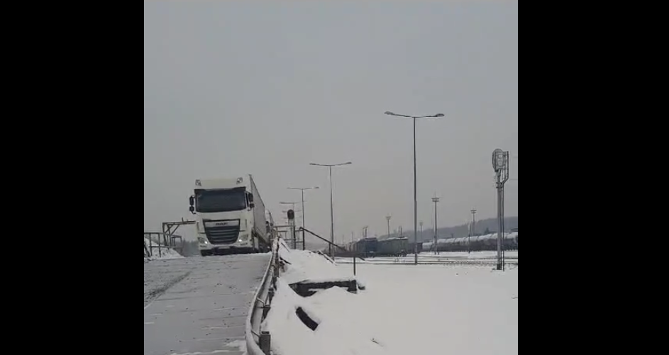 Перші вантажівки прибули до Польщі залізницею – УЗ, відео