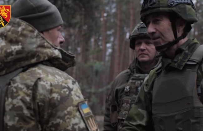 На передовую к украинским военным приехал Главнокомандующий Вооруженных сил Швеции