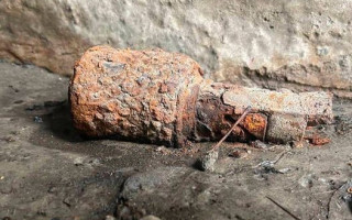 У Києві в підземному переході чоловік знайшов ймовірно гранату