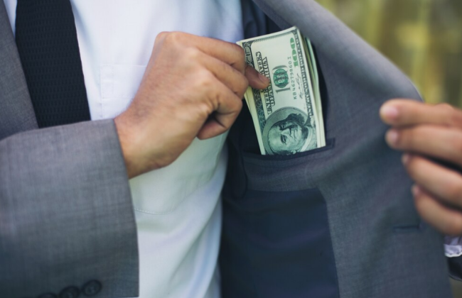 Требуют взятку – куда сообщить о коррупции в сервисных центрах МВД