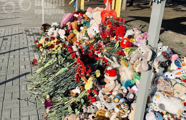 В Днепре вандалы подожгли мемориал памяти погибших от ракетного удара по многоэтажке: видео