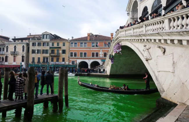 В Италии экоактивисты покрасили Гранд-канал в Венеции в зеленый цвет — Reuters