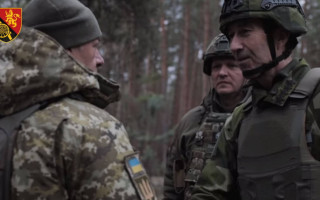 На передову до українських військових приїхав Головнокомандувач Збройних сил Швеції