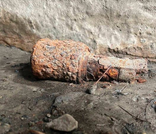 У Києві в підземному переході чоловік знайшов ймовірно гранату