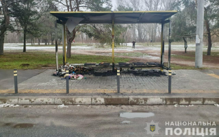 У Дніпрі поліція розслідує займання зупинки, що стала меморіалом пам’яті загиблих від ракетного удару