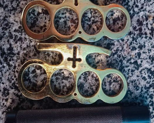 В Киеве правоохранители задержали мужчину с кастетами и телескопической дубинкой