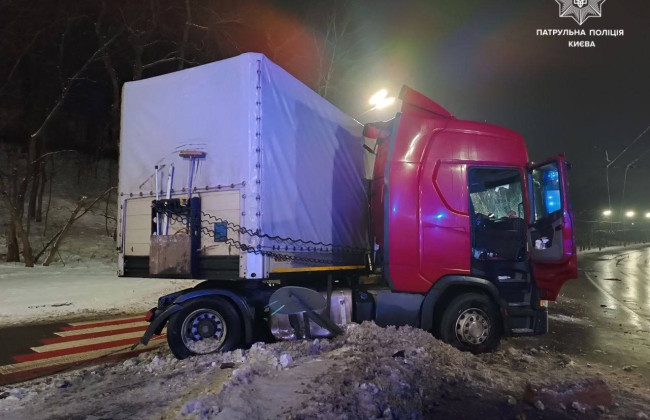 В Киеве в ДТП попал грузовик и перекрыл заезд на АЗС