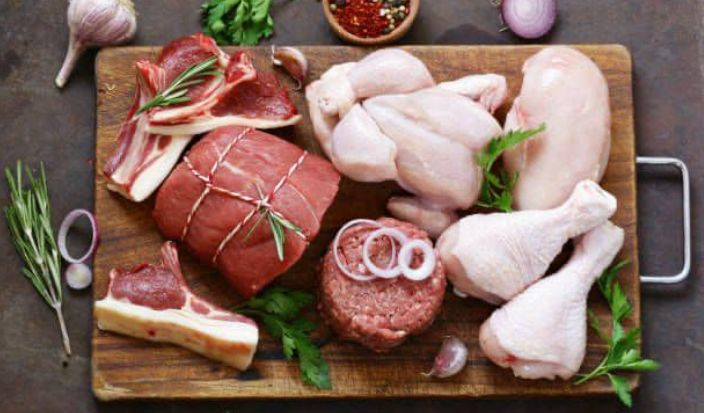 Украинцы начали есть больше мяса птицы и говядины и меньше свинины