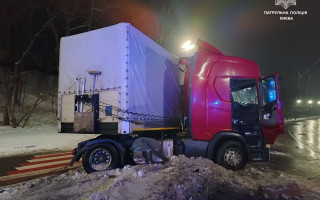 У Києві у ДТП потрапила вантажівка та перекрила заїзд на АЗС