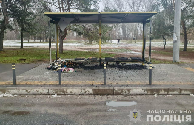 В Днепре полиция расследует возгорание остановки, которая стала мемориалом памяти погибших от ракетного удара