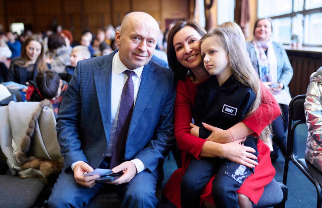 Шестой ААС ко Дню Святого Николая организовал благотворительное представление, зрителями которого стали дети из Донецкой и Луганской областей