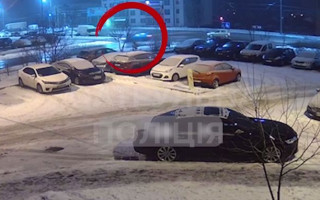 У Києві на Троєщині Mazda на швидкості влетіла в МАФ: момент ДТП потрапив на відео
