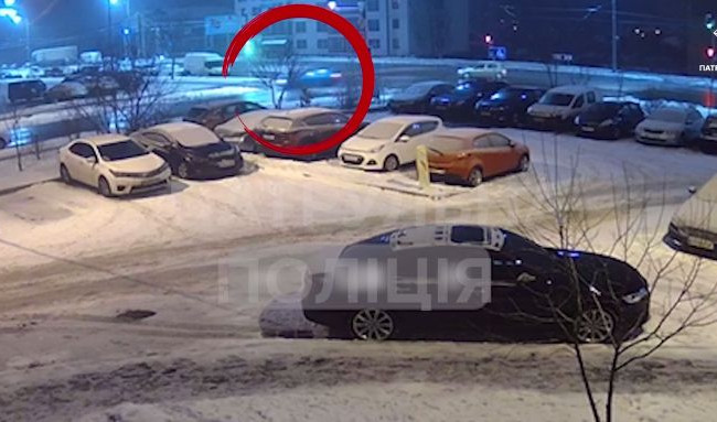 В Киеве на Троещине Mazda на скорости влетела в МАФ: момент ДТП попал на видео