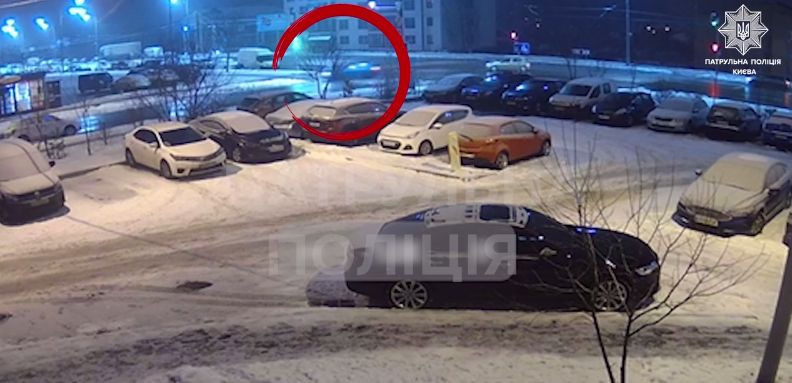 В Киеве на Троещине Mazda на скорости влетела в МАФ: момент ДТП попал на видео