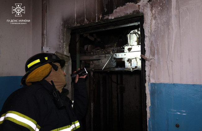 В многоэтажке Харькова загорелся лифт – внутри спасатели обнаружили тело погибшего человека