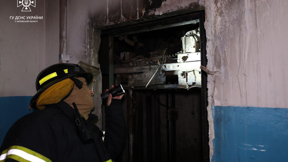 В многоэтажке Харькова загорелся лифт – внутри спасатели обнаружили тело погибшего человека
