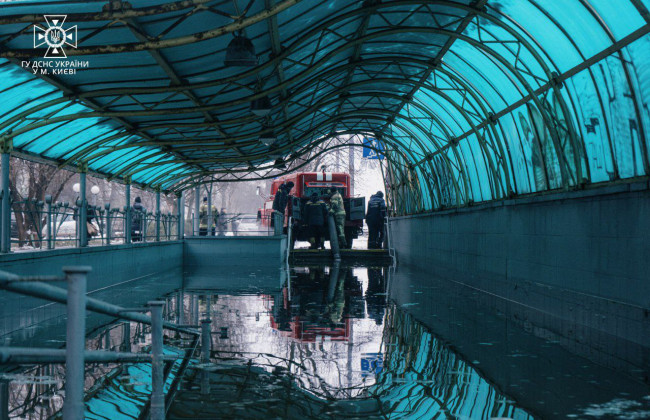 Из-за ночного вражеского обстрела в Днепровском районе Киева полностью затоплен подземный переход