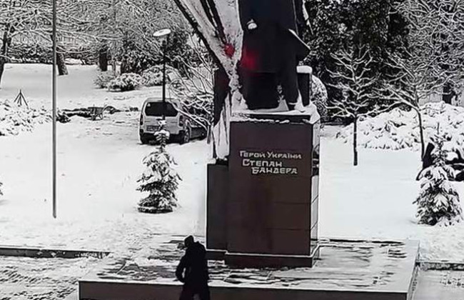 В Тернополе наказали вандала, который облил краской памятник Бандере