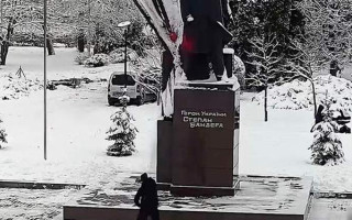 У Тернополі покарали вандала, який облив фарбою пам'ятник Бандері