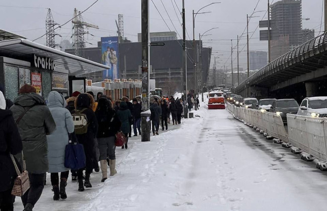 Метро закрыли, наземный транспорт стоит: киевляне в тревогу добираются на работу пешком, фото