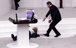 Турецкий депутат умер через два дня после сердечного приступа в парламенте