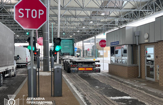 На границе со Словакией постепенно разблокировывается движение грузовиков – ГПСУ