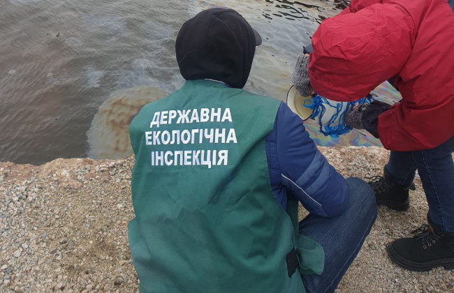 Один из участков Днепра загрязнен нефтепродуктами, фото