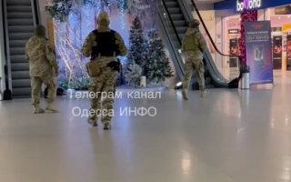 В Одесі військові у бронежилетах та балаклавах прийшли до місцевого ТРЦ, відео