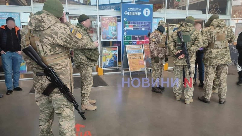 Працівники ТЦК прийшли з повістками в Епіцентр Миколаєва та ТРЦ Чернівців: фото