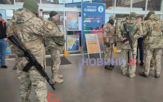Працівники ТЦК прийшли з повістками в Епіцентр Миколаєва та ТРЦ Чернівців: фото