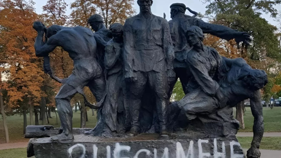 В Киеве демонтировали советский памятник экипажу бронепоезда «Таращанец»: фото