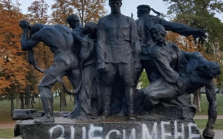 У Києві демонтували радянський пам'ятник екіпажу бронепоїзда «Таращанець»: фото