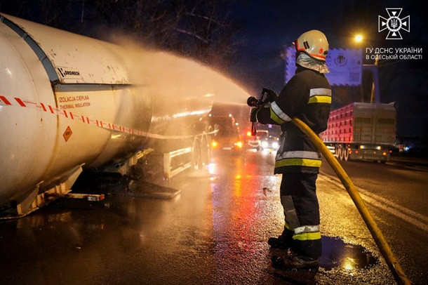 В Одесі горів газовоз: вибуху вдалося уникнути, фото