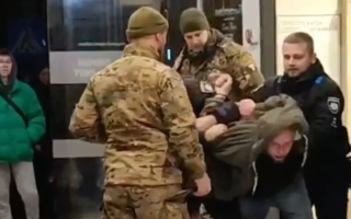 Вгамування агресії, а не вручення повістки: поліція пояснила відео затримання чоловіка у Львові
