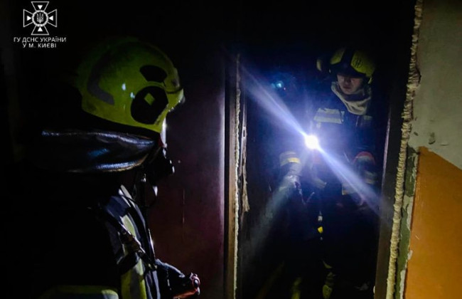 В Киеве загорелась квартира в многоэтажке, пострадала женщина
