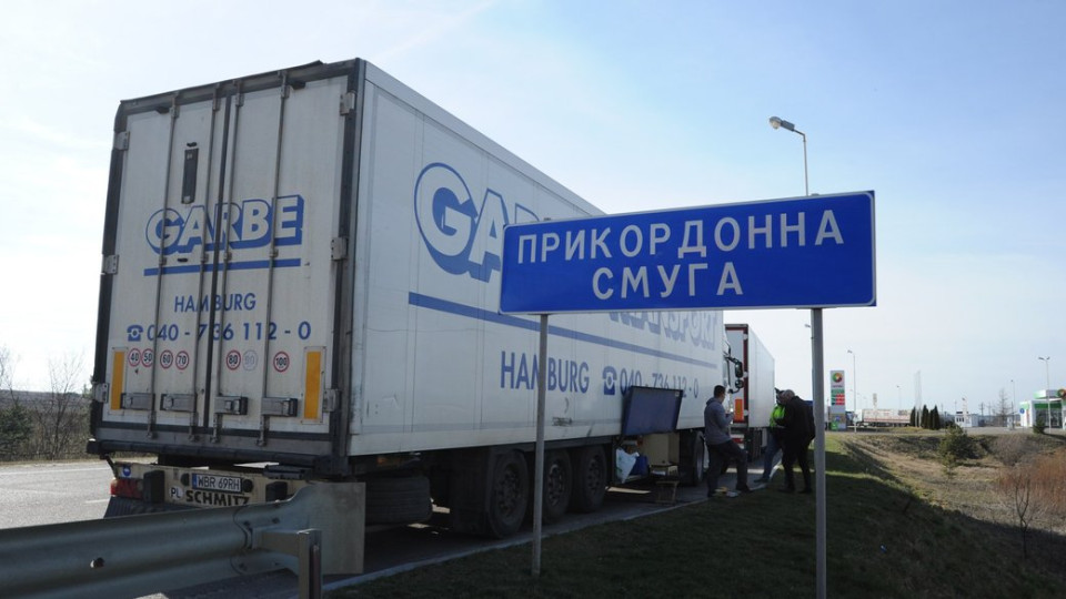 На польському кордоні в черзі через страйк перевізників помер український водій