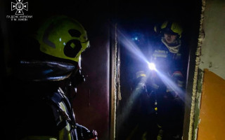У Києві спалахнула квартира у багатоповерхівці, постраждала жінка